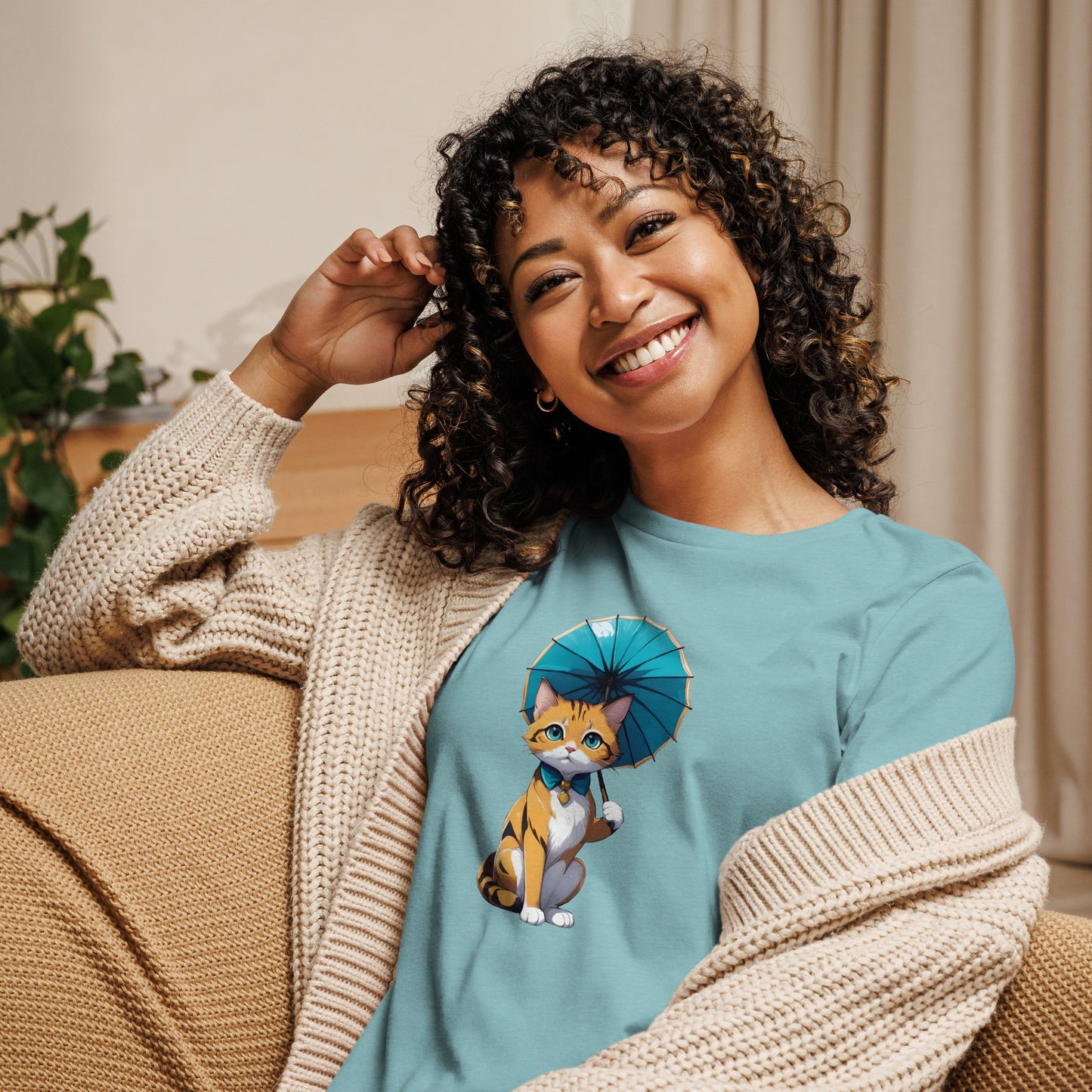 Kitten with Parasol Women's Relaxed T-Shirt